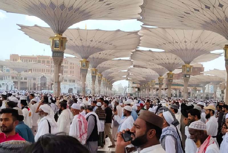 Payung elektrik di halaman Masjid Nabawi, Madinah dikembangkan untuk melindungi jemaah calon haji dari sengatan panas  yang mencapai suhu 41&deg;C, Jumat (9/5/2025).