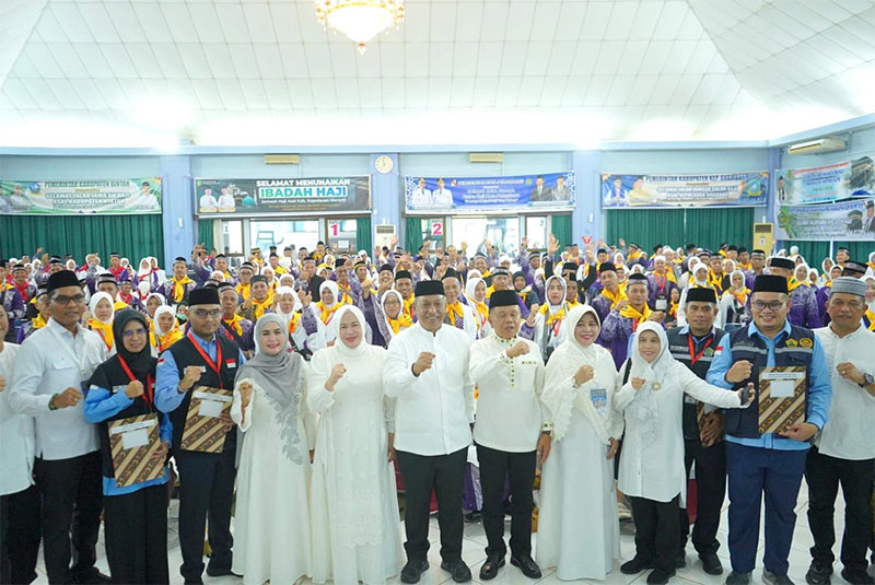 Bupati Rohul Anton bersama Bupati Kepulauan Meranti H Asmar dan istri foto bersama usai melepas JCH Kloter 9 di Asrama Haji Batam menuju Medinah, Sabtu (10/5/2025) siang.