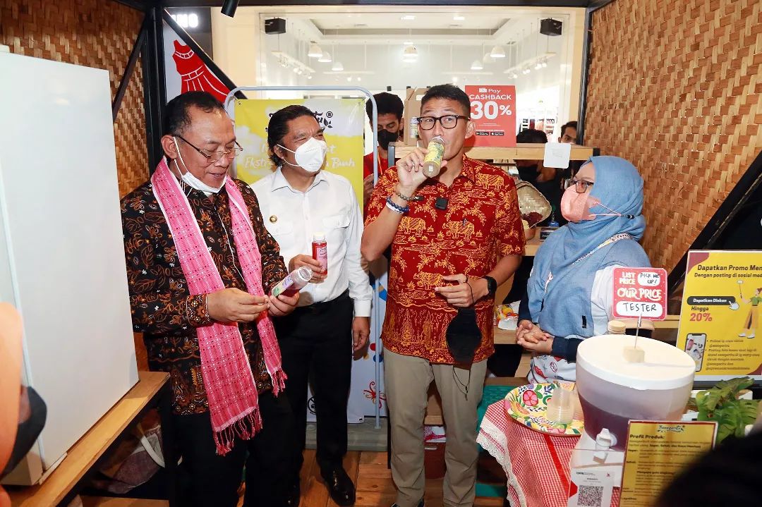 Ilma Inaroh Azizah, seorang pengusaha minuman segar mendapatkan manfaat dari LinkUMKM  BRI