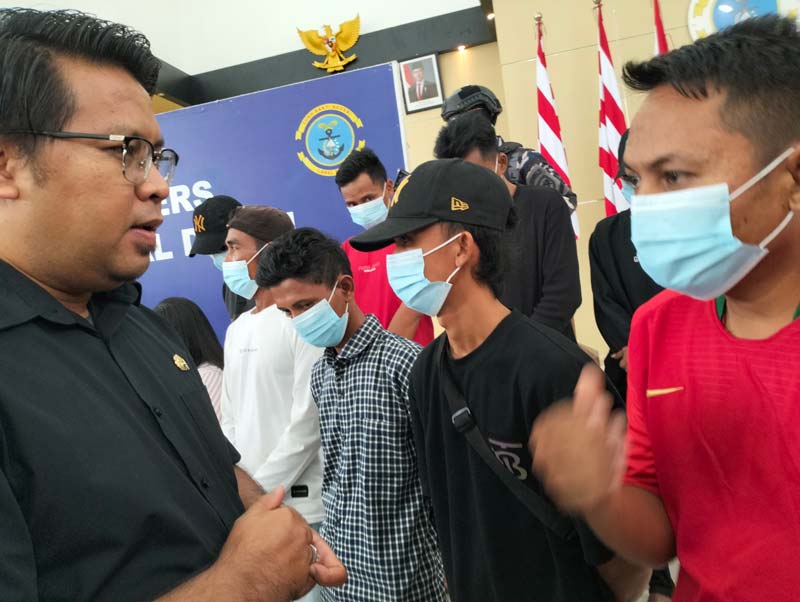 Ketua BP3MI Riau Fanny Wahyu Kurniawan berdialog dengan salah seorang PMI nonprosedural asal Rokan Hilir di Mako Lanal Dumai, Kamis (8/5/2025).