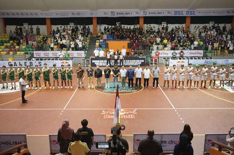 Suasana pembukaan turnamen Rajawali Cup III 2025 di Gelanggang Olahraga Tribuana Pekanbaru, Jumat (9/5/2025).