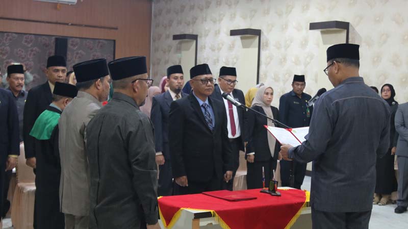 Sekdakab Inhil Tantawi Jauhari melantik dan mengambil sumpah 7 pejabat eselon II, III dan IV di aula Bappeda Inhil, Jumat (9/5/2025).