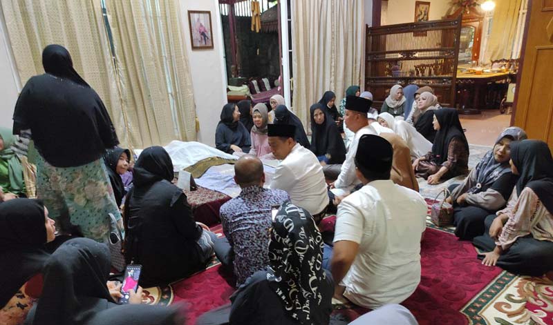 Pelayat berdatangan ke rumah duka mantan Bupati Pelalawan Tengku Azmun Jaafar di Jalan Mutiara Sari, Tangkerang Selatan, Pekanbaru, Jumat (9/5/2025).
