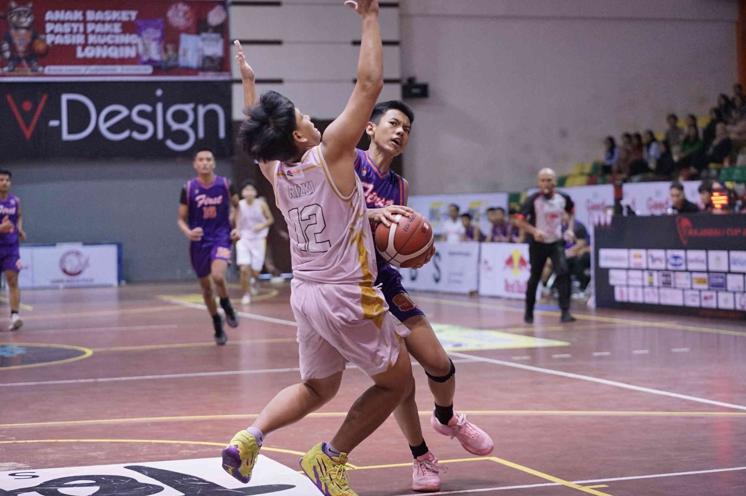 Pemain putra SMAN 1  Pekanbaru Danish (Ungu) berusaha melewati adangan pemain SMA Witama Pekanbaru pada Turnamen Rajawali Cup III 2025 di Gelanggang Olahraga Tribuana Pekanbaru, Sabtu (10/5/2025).