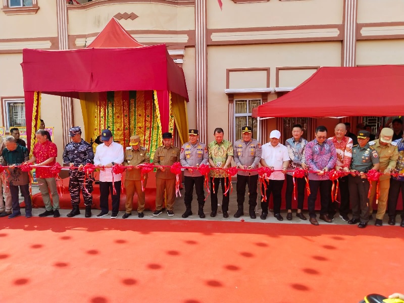 Gubri Abdul Wahid bersama Bupati Rohil H Bistamam dan para pejabat serta tokoh masyarakat melakukan pemotongan pita tanda peresmian mess Hai Cu King di Kepenghuluan Sungai Bakau, Sinaboi.