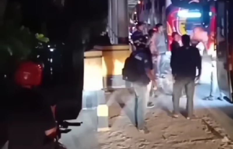 Kemacetan yang terjadi di Jembatan Siak II Pekanbaru di Jalan Palas, pada Jumat (9/5/2025) malam.
