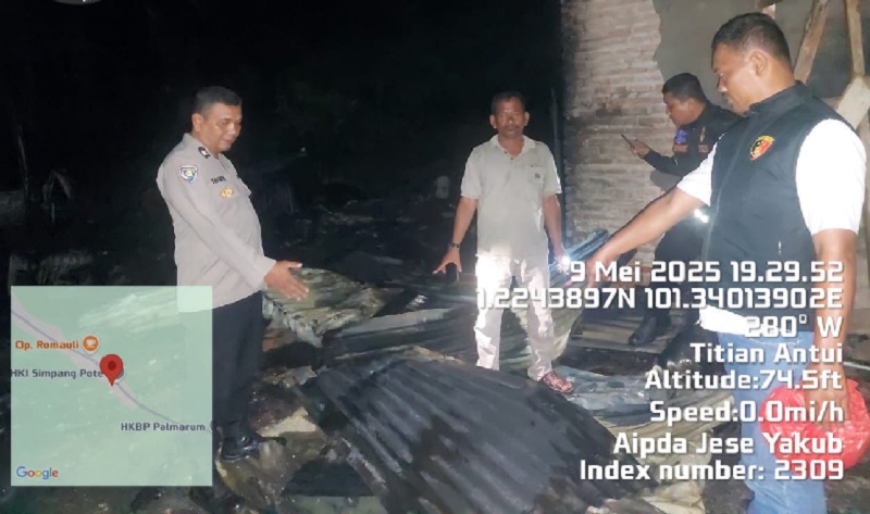 Akibat ditinggal pemiliknya, rumah permanen di Jalan Gajah Mada Km 15 RT02/RW011, Kelurahan Titian Antui Kecamatan Pinggir, Bengkalis hangus terbakar, Jumat (9/5/2025) malam.