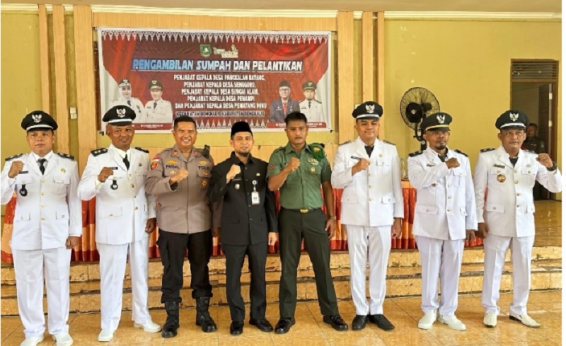 Camat Taufik Hidayat, Kapolsek Bengkalis AKP Faisal, Bhabinsa serta lima pj kades foto berdama usai dilantik di Aula Kantor Camat Bengkalis, Jumat (9/5/2025).