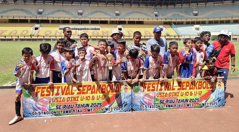 Para pemain SSB Rumbai Soccer Club (RSC) binaan Pertamina Hulu Rokan (PHR) Zona Rokan foto bersama usai tampil sebagai juara pada piala KONI Pusat Zona Riau untuk kategori usia 12.