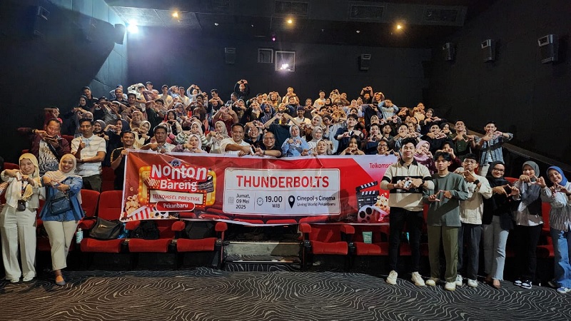 Pelanggan Telkomsel nonton bareng (Nobar) HEPI Telkomsel Prestige di Living World Kota Pekanbaru, Jumat (9/5/2025).