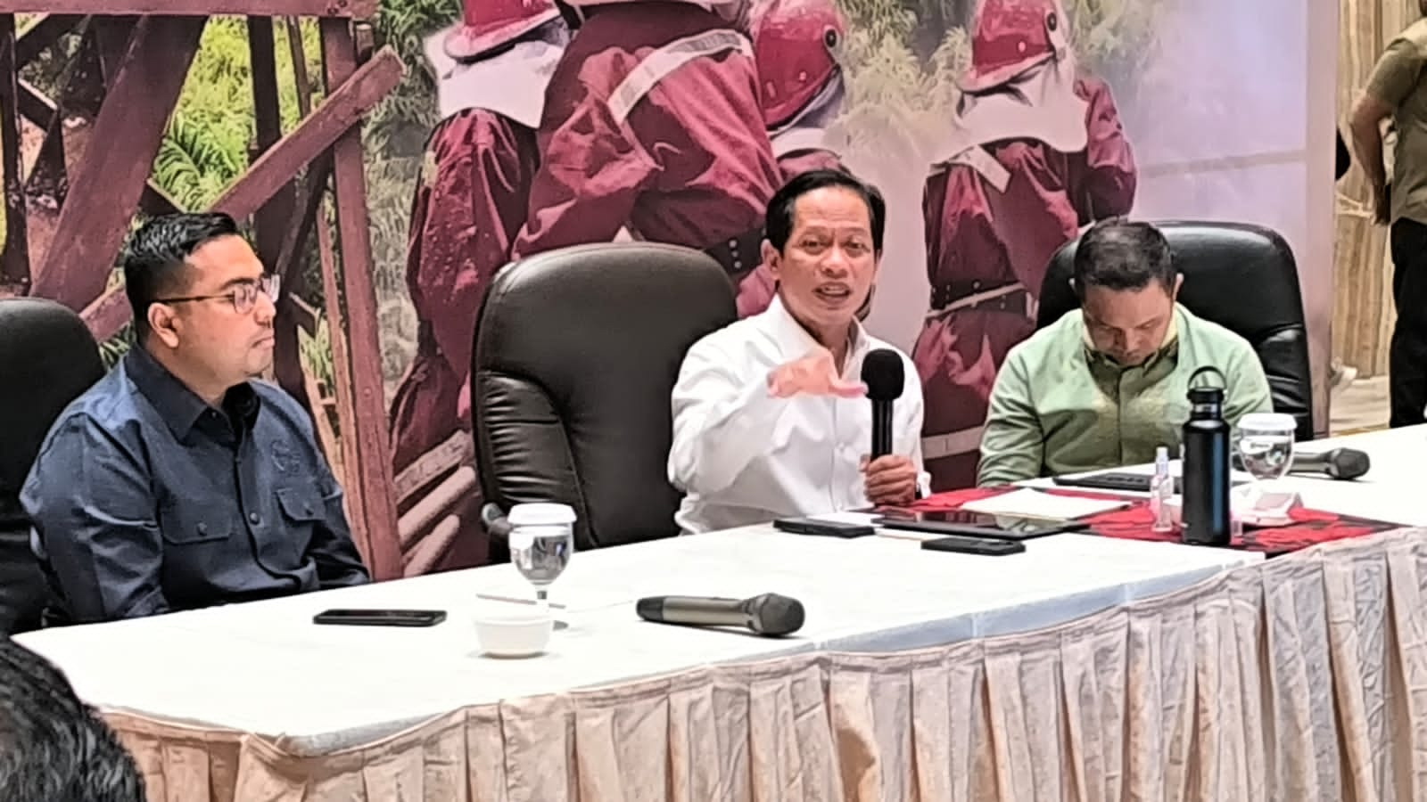 Menteri Lingkungan Hidup (LH) Hanif Faisol Nurofiq (tengah) memberikan arahan saat konsolidasi kesiapsiagaan personel dan peralatan pengendalian kebakaran lahan Riau di Pekanbaru, Sabtu (10/5/2025).