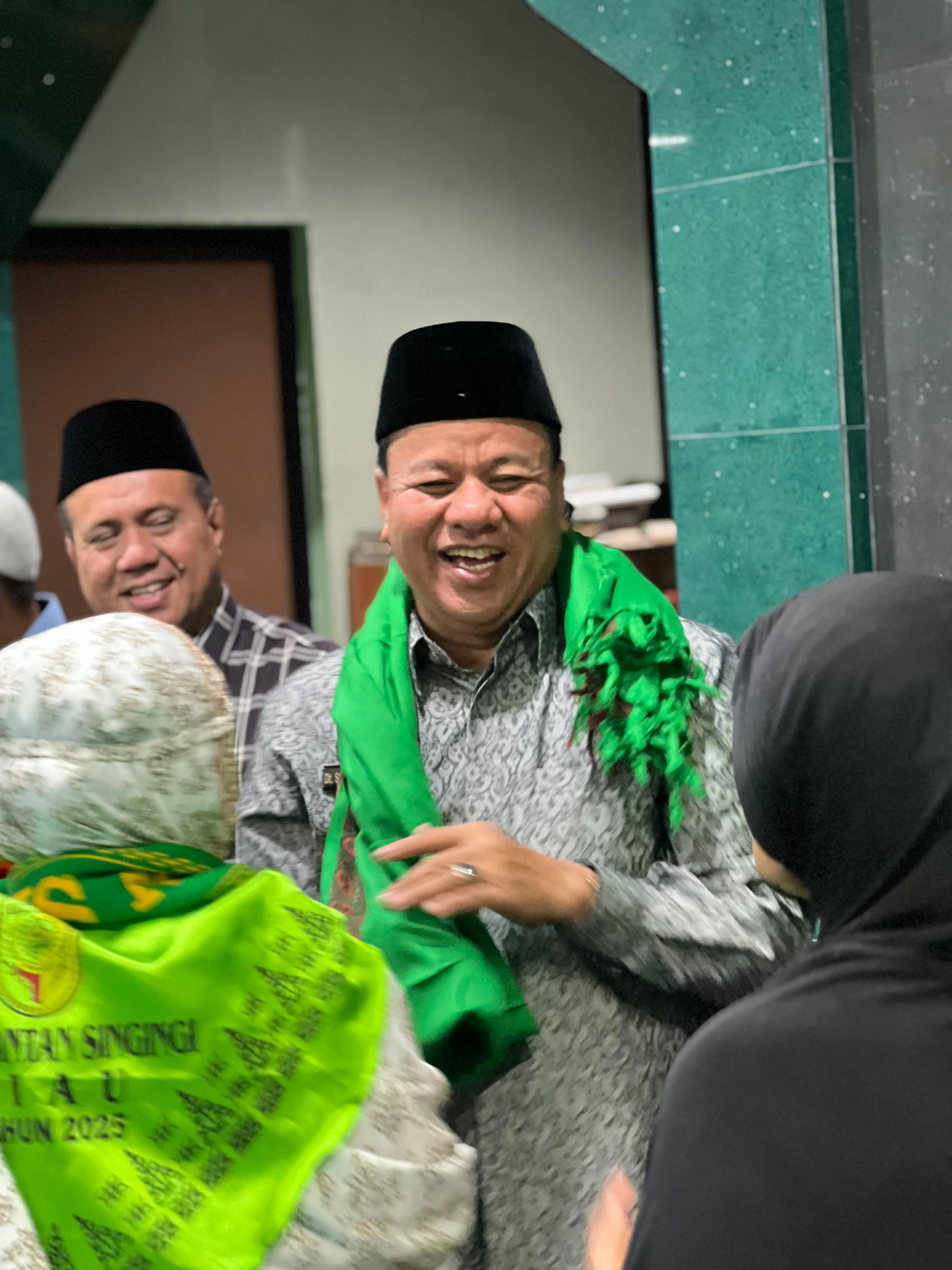 Bupati Kuansing Dr H Suhardiman Amby MM bersama Ketua DPRD H Juprizal SE MSi melepas keberangkatan jamaah calon haji (JCH) Kuansing, Ahad (11/5/2025) usai salat subuh di embarkasi haji Batam.