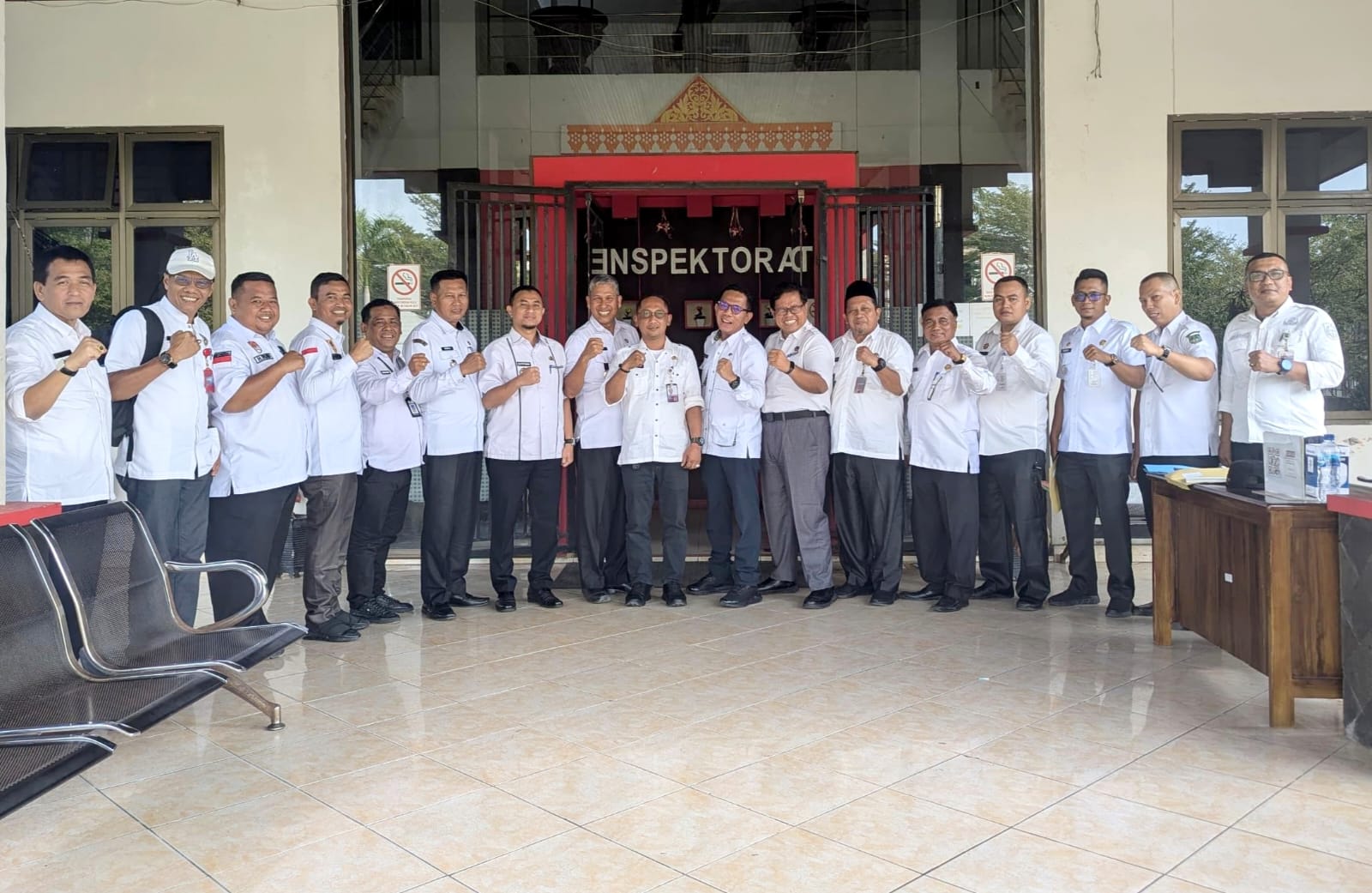 Inspektur Daerah Rohul Abe Efendi Aziem (delapan dari kanan) foto bersama usai melaksanakan rakor percepatan audit dana desa bertempat di Kantor Inspektorat Daerah Rohul, Rabu (7/5/2025).