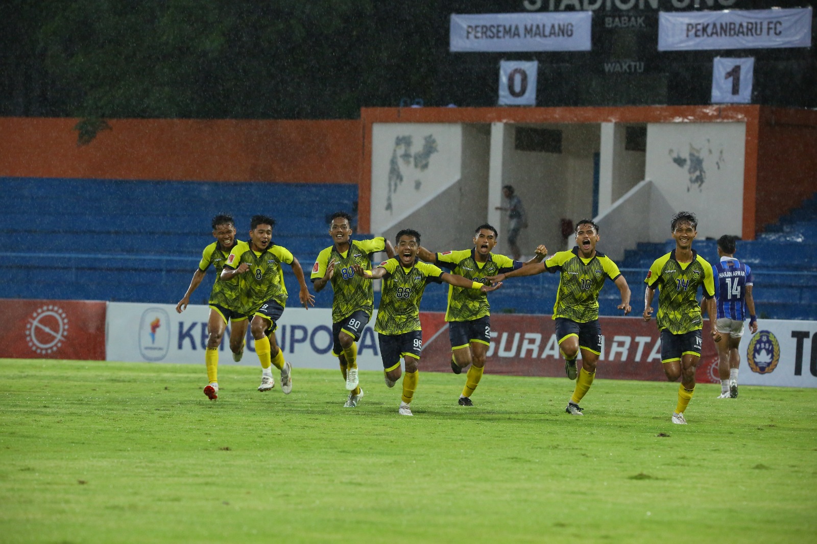 Pemain Pekanbaru FC melakukan selebrasi usai mencetak gol ke gawang Persema dalam pertandingan penyisihan Grup D Babak 16 Besar Liga 4 Nasional 2024-2025 di Stadion Univers