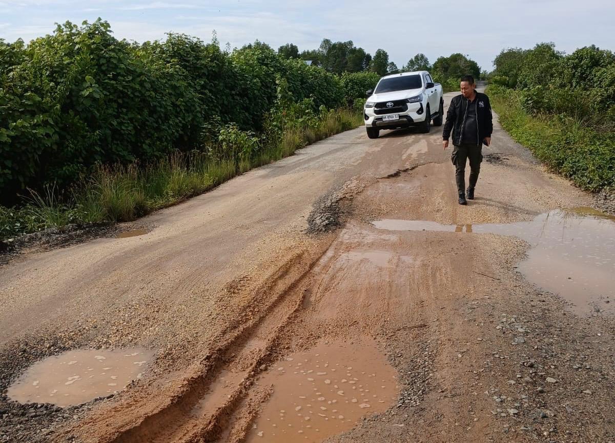 Sejumlah titik di Jalan Lintas Kampung Mangkapan menuju Kampung Bunsur dan Kecamatan Sungai Apit rusak berat. Foto diambil, Ahad (11/5/2025).