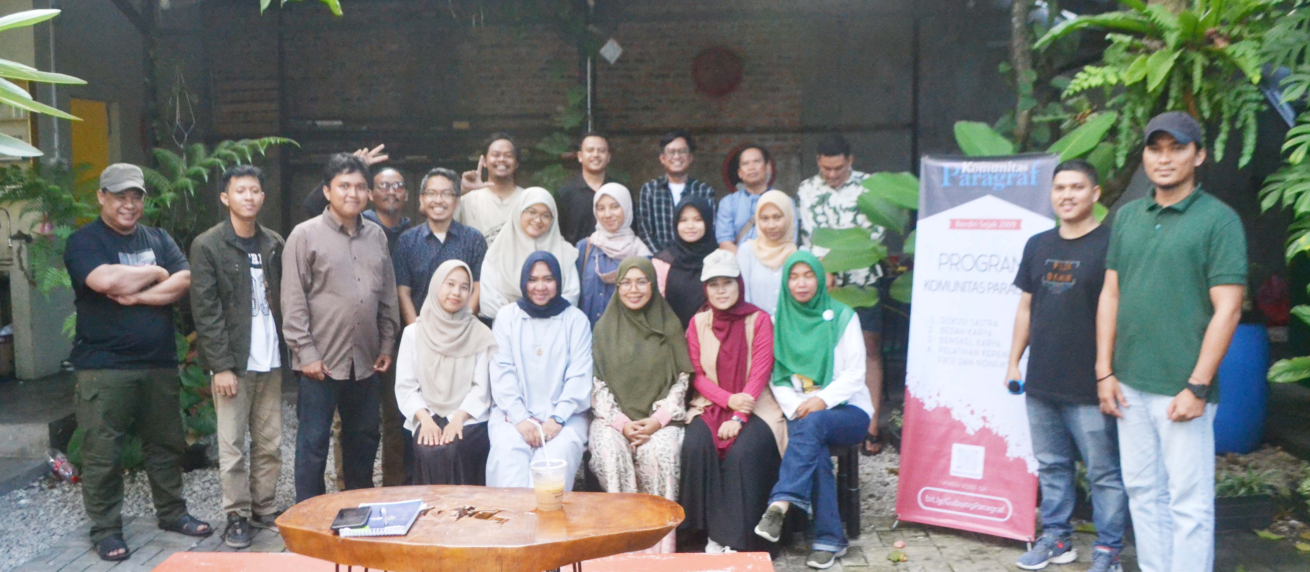 Pembicara dan peserta diskusi &ldquo;Cerpen Riau: Hari Ini dan Esok&rdquo; foto bersama seusai acara di Pekanbaru, Ahad (4/5/2025).