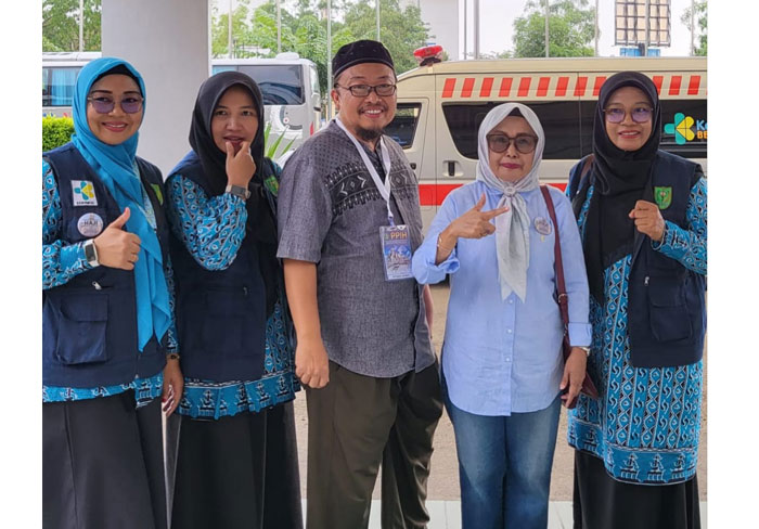 Kepala Dinkes Inhu, Elis Juliarti DCN Mkes foto bersama dengan petugas kesehatan di Embarkasi Batam, Ahad (11/5/2025).