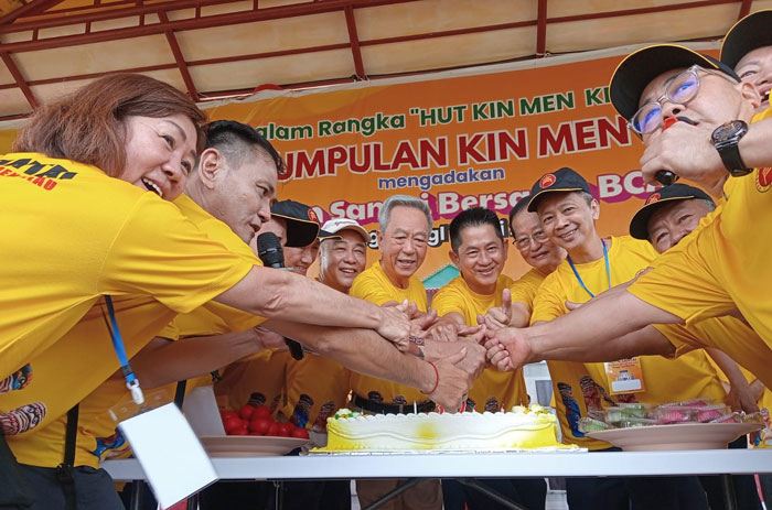 Ketua Umum Perkumpulan Kin Men, Johan Nurdin (5 kiri) didampingi Ketua Perkumpulan Kin Men Riau,  Ali Suyanto (tengah) dan para dewan, anggota dan berbagai organisasi Tionghoa lainnya di Pekanbaru