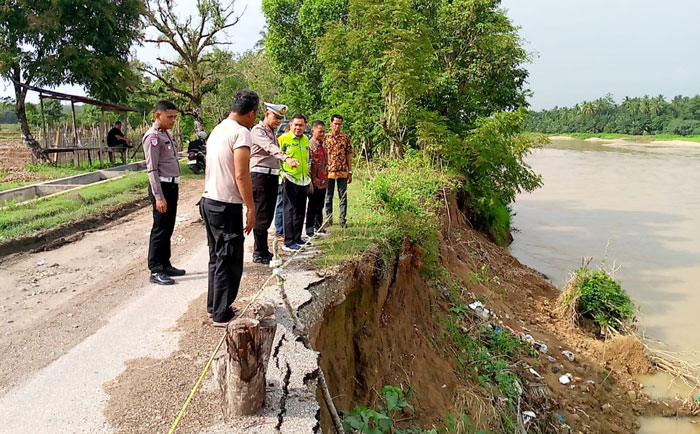 Kabid SDA Kuansing Subit ST,Kabid Bina Marga PUPR Faisail ST, Kasat Lantas AKP A Ramadhan dan Kapolsek Kuantan Mudik, IPTU Ridwan Butar-butar meninjau jalan Desa Muaro  yang longsor