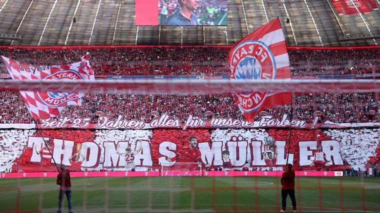 Para penggemar Bayern Munich memberi penghormatan kepada Thomas Muller sebelum pertandingan kandang terakhirnya untuk klub tersebut.