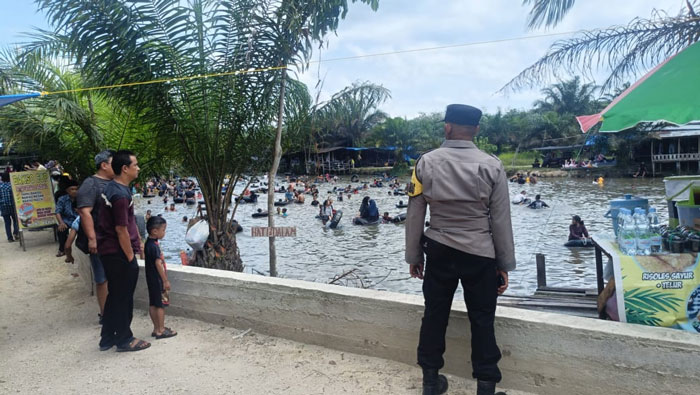 Personel  Polsek  Kampar  Kiri  Hilir  melaksanakan  patroli  dan  pengamanan  di  tempat  wisata  pemandian  H Ujil,  Kelurahan  Sungai  Pagar, Kecamatan Kampar Kiri Hilir, Kabupaten Kampar