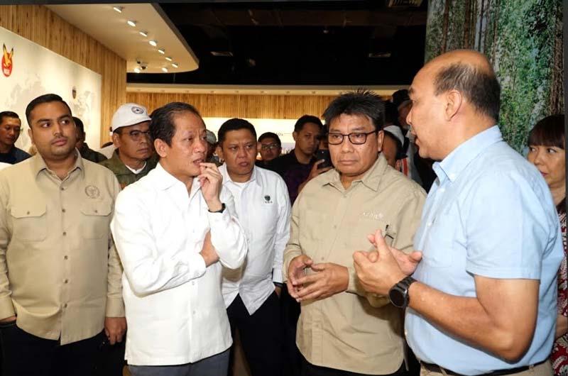 Menteri Lingkungan Hidup Hanif Faisol Nurofiq (dua kiri) berdialog dengan Direktur PT RAPP Mulia Nauli (kanan) beserta jajaran saat kunker di PT RAPP