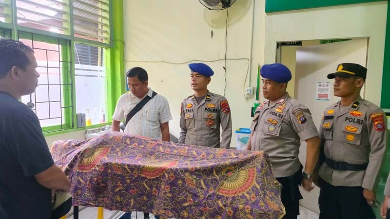 Jenazah wisatawan asal Perawang Siak saat berada di Puskesmas Bungus Teluk Kabung, Sumatera Barat, Ahad (11/5/2025).