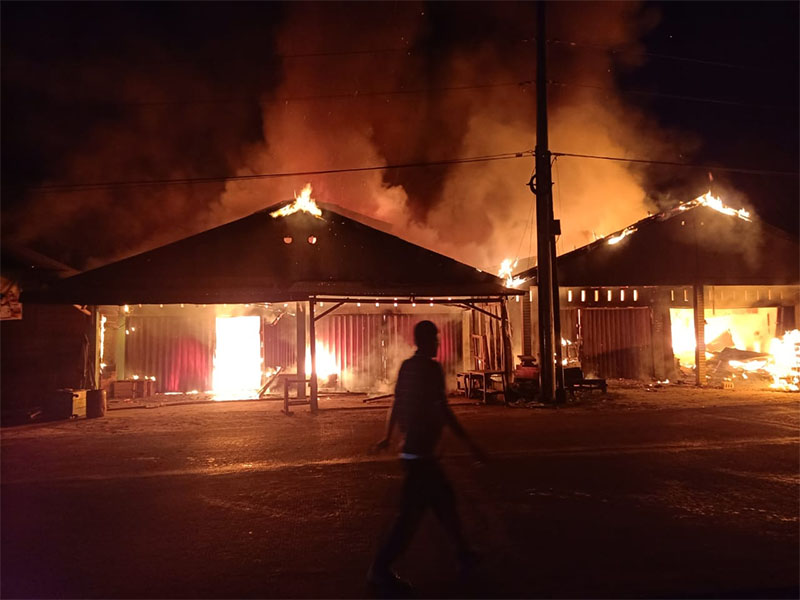 Dua ruko semi permanen di Desa Kampung Baru Kecamatan Gerenti, Ahad (11/5/2025) di lalap api.
