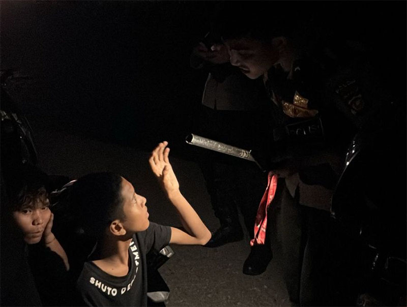 Petugas kepolisian saat mengamankan remaja yang diduga akan melakukan tawuran bersama barang bukti pipa besi panjang di Jalan Labersa, Pekanbaru, Ahad (11/5/2025) dini hari.