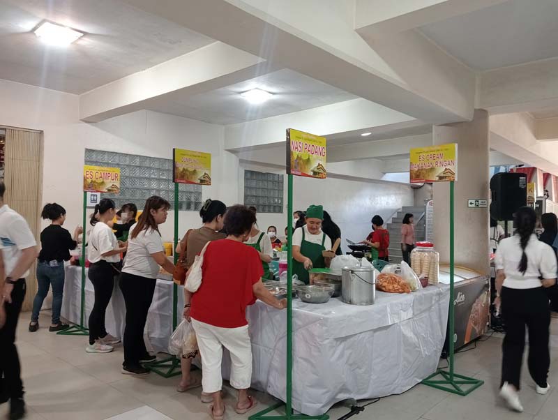Para pengunjung Waisak Fair berbelanja di sejumlah stan bazar vegetarian di basement Maha Vihara dan Pusdiklat Bumi Suci Maitreya (PBSM)