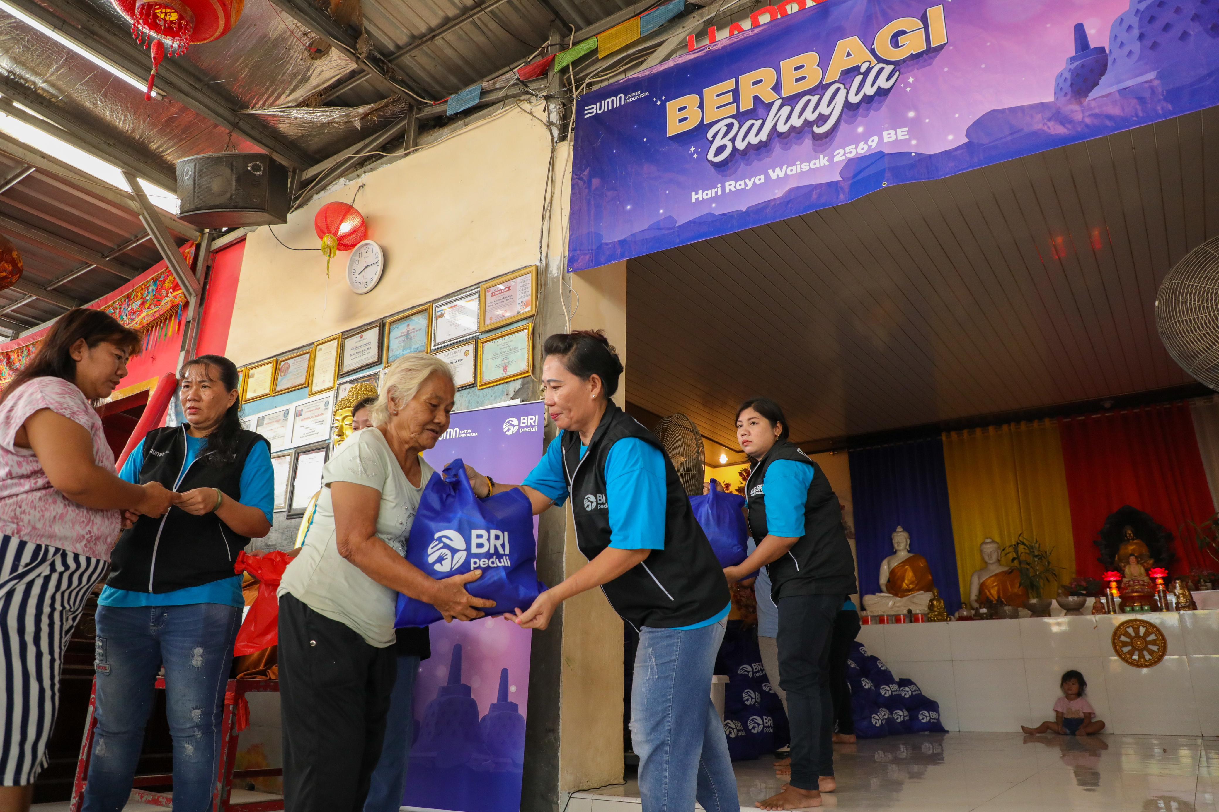 BRI Peduli salurkan bantuan sembako bagi masyarakat di sekitar Centiya Milek Hud Tangerang