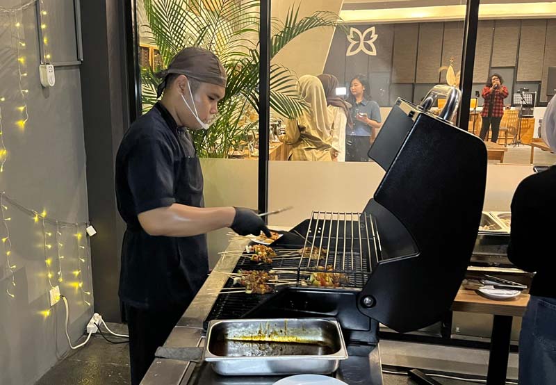 Aksi live cooking chef saat menyiapkan menu grill dalam program BBQ Night yang dihadirkan Batiqa Hotel Pekanbaru setiap Jumat dan Sabtu malam.