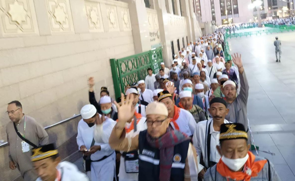 Jemaah calon jaji asal Indragiri Hilir berziarah ke kompleks makam Baqi di Madinah, Senin (12/5/2025)