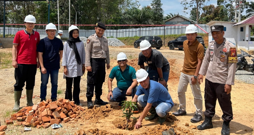 Pimpinan PT MAS, Hendra saat menanam pohon bersama Polsek Lirik, Senin (12/5/2025).