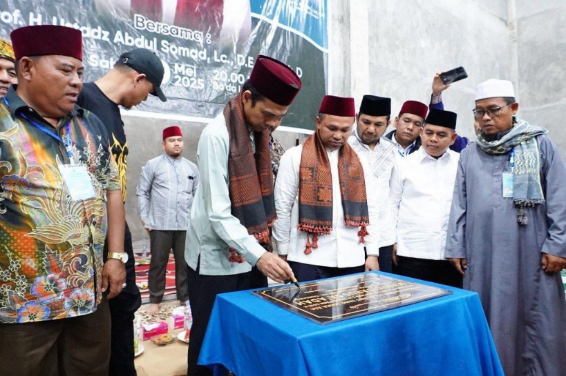 UAS dan Gubri Abdul Wahid saat meresmikan Masjid Darus Saadah di Kampar, Sabtu (10/5/2025).