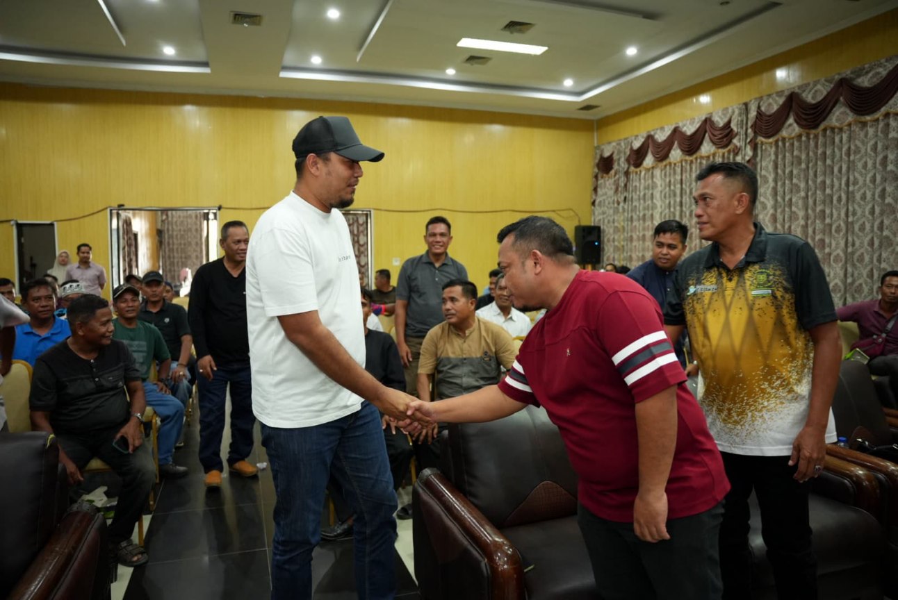 Bupati Inhu, Ade Agus Hartanto S.Sos MSI saat menyalami salah seorang pengurus jalur, Senin (12/5/2025)