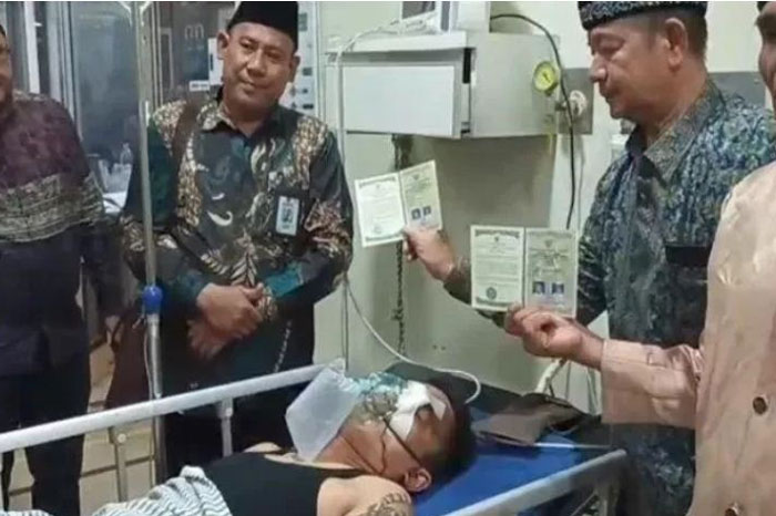 Calon mempelai pria di Palembang, Ahmad Anda (31) usai ijab kabul di ruang IGD rumah sakit, ia nyaris tewas usai dibacok OTK sesaat setelah keluar dari mobil pengantin.