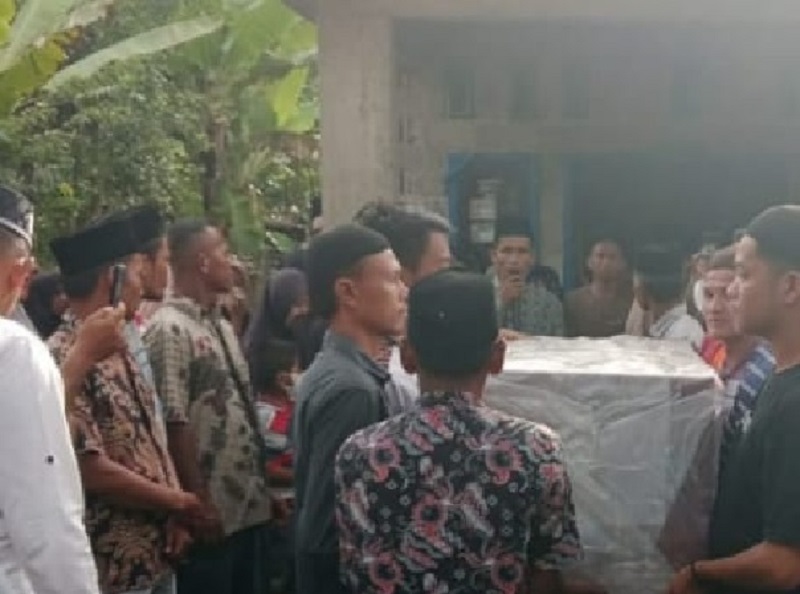 Warga Desa Kampung Medan Basrah Kecamatan Kuantan Hilir, menyambut kedatangan jenazah Faradila Sandi alias Sandi di Desa Kampung Medan Senin (12/5/2025) sore.