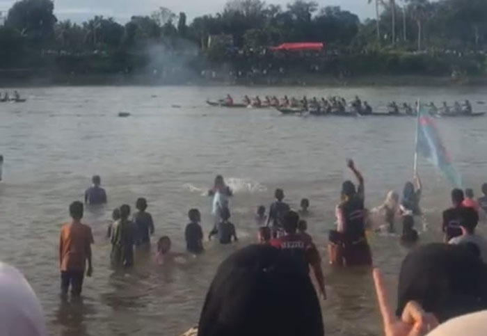 Warga memadati tepian Sungai Kampar menyaksikan pacu tongkang melawan arus yang diadakan  pemuda dan masyarakat Desa Persiapan Desa Pulau Belimbing II, Kecamatan Kuok, Kab Kampar, Ahad (11/5/2025)