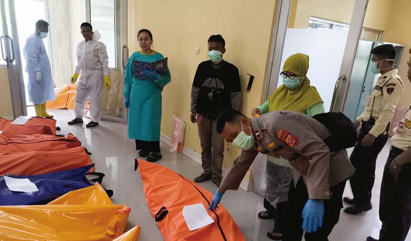 Petugas RSUD Pameungpeuk memeriksa korban tragedi ledakan pemusnahan amunisi kedaluarsa di Desa Sagara, Cibalong, Gaurt, Jawa Barat.