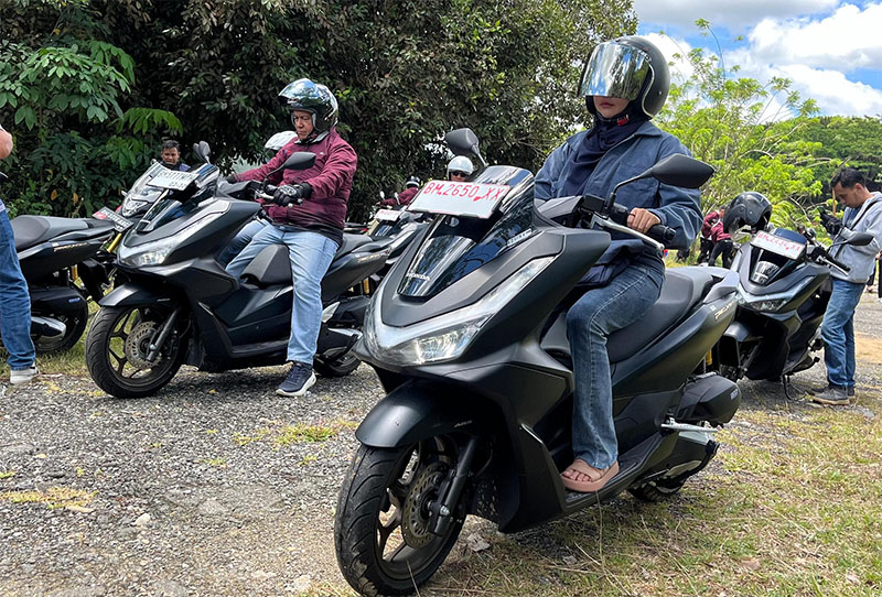 Lekukan Honda PCX 160 yang stylish dan sporty membuatkan tampil mewah dan berkelas.
