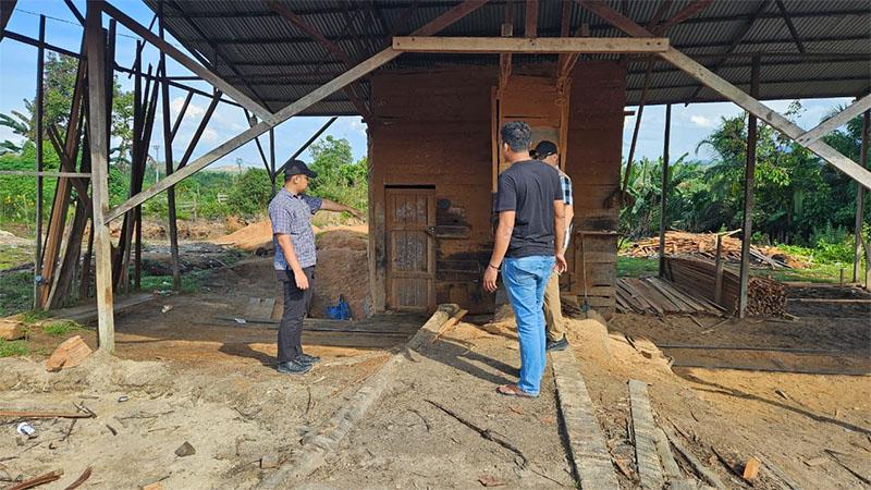 Personel Sat Reskrim Polres Kampar melakukan patroli pencegahan praktik illegal logging di Desa Salo dan Desa Siabu, Kecamatan Salo, Selasa siang (13/5/2025).