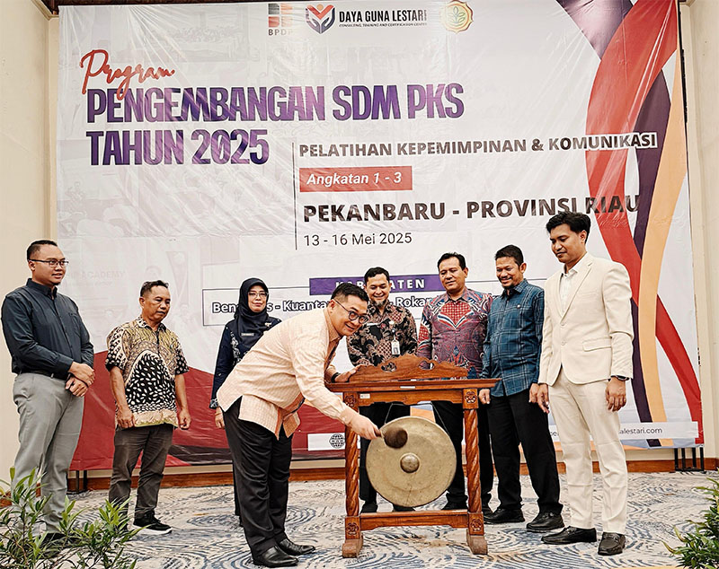 Kepala Dinas Perkebunan Riau Syahrial Abdi membuka pelatihan petani kelapa sawit di Pekanbaru, Selasa (13/5/2025).