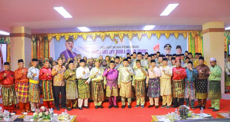 Pengurus DMDI Kota Pekanbaru periode 2025-2028 berfoto bersama tokoh masyarakat, pejabat pemerintah dan tamu undangan lainnya usai pelantikan pengurus.