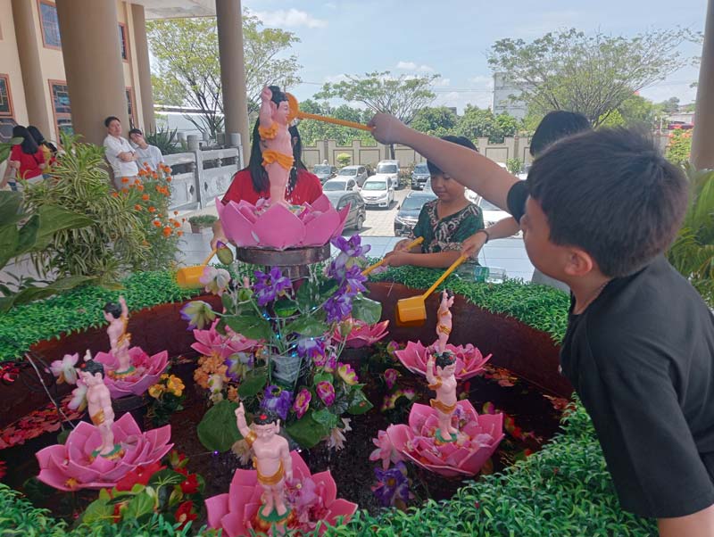 Umat Buddha melakukan tradisi mandi rupang di Maha Vihara Pusdiklat Bumi Suci Maitreya dalam rangkaian perayaan Hari Tri Suci Waisak 2569 BE, Senin (12/5/2025).