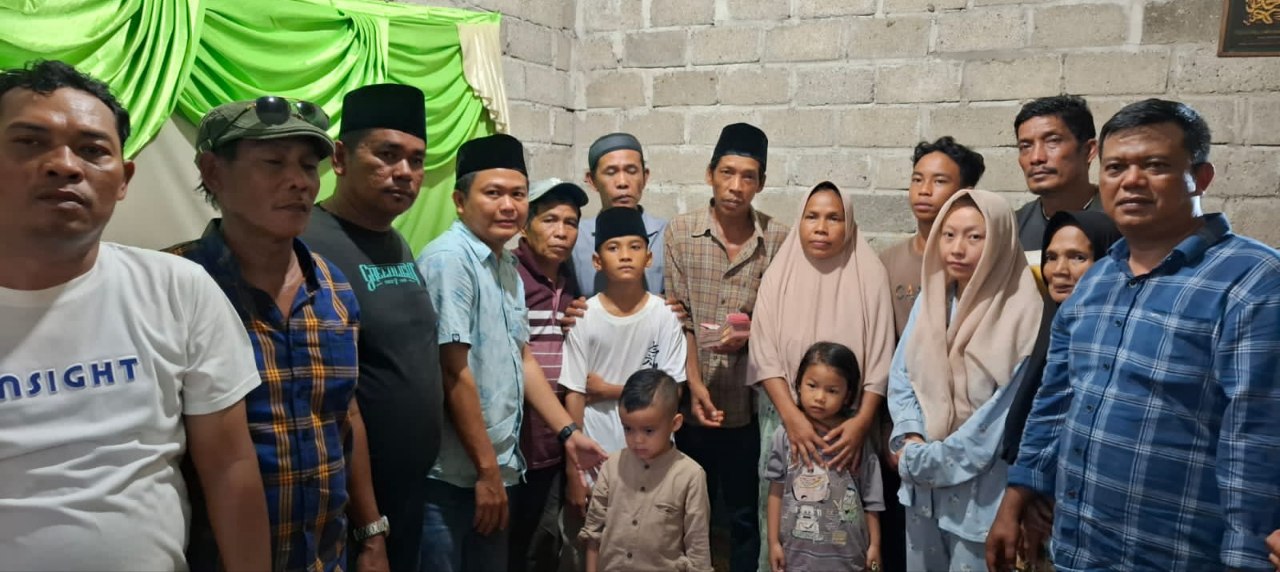 Kepala Desa Kampung Medan Kecamatan Kuantan Hilir, Yunda Apriadi bersama pihak keluarga korban, tokoh masyarakat dan perwakilan perusahaan tempat bekerja korban, usai menyerahkan uang santunan.