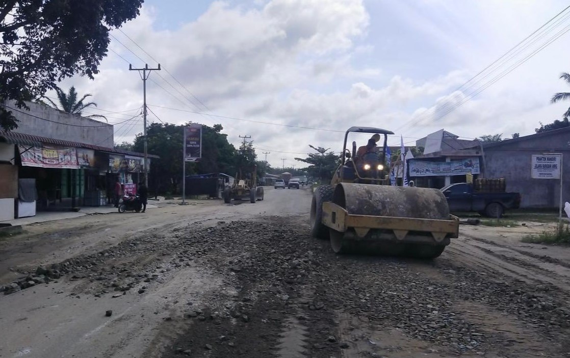 Perbaikan ruas jalan penghubung Kabupaten Rohul dan Rohil dilakukan oleh Dinas PUPR Riau.