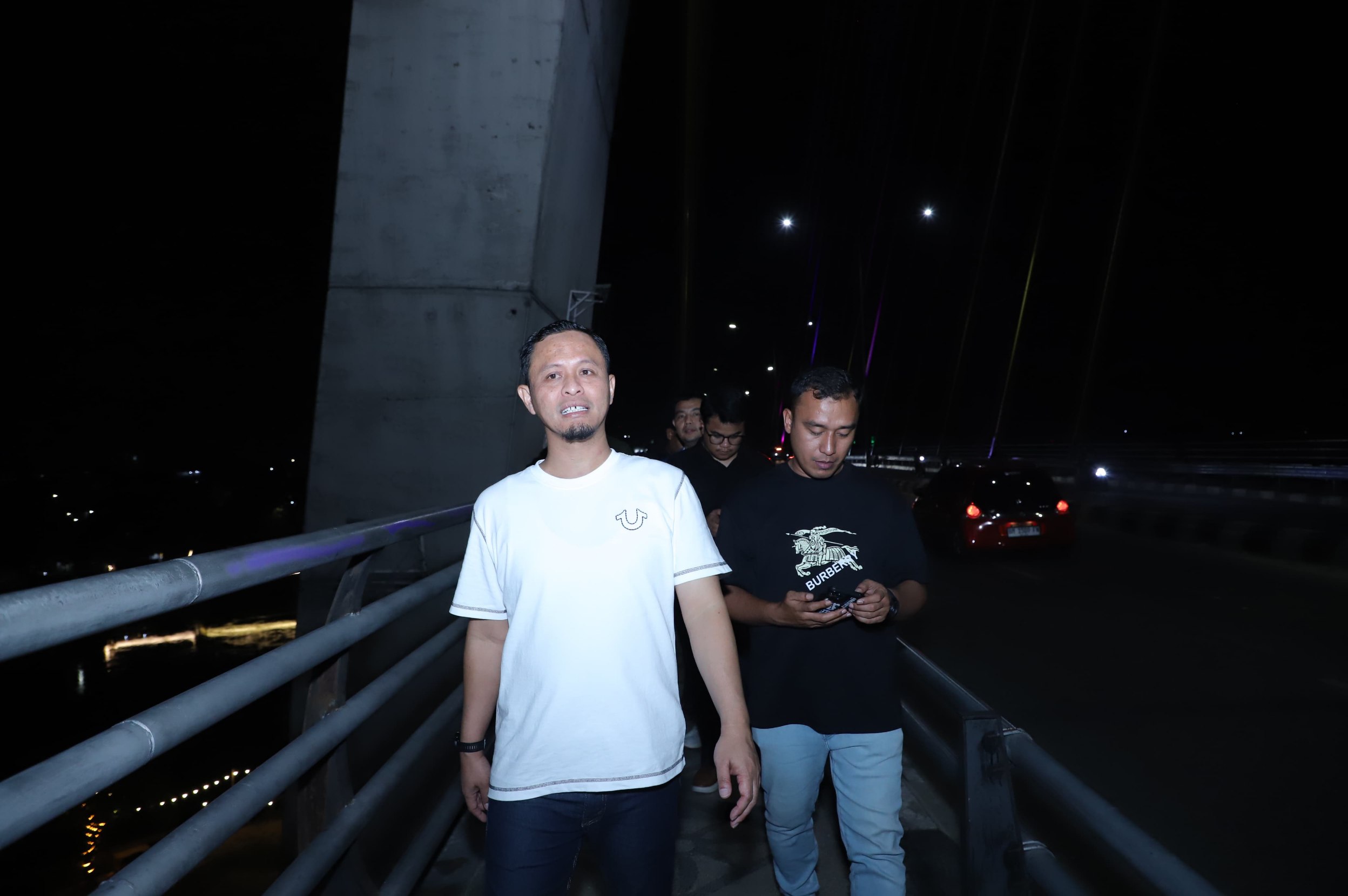 Wali Kota Pekanbaru Agung Nugroho melakukan peninjauan ke Jembatan Siak IV, Senin (12/5/2025) malam.