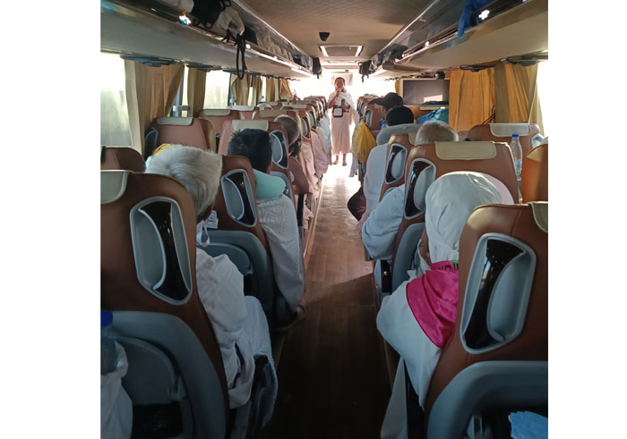 Sebanyak 445 JCH Kloter BTH-03 Riau bertolak ke Makkah, dengan menggunakan 11 bus dari pemondokan di Hotel Taj Ward Markziah Janubiyah selatan Masjid Nabawi, Arab Saudi, Senin (12/5/2025)