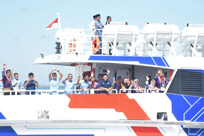 JCH Kloter 13 Bengkalis melambaikan tangan saat bertolah dari Pelabuhan Bandar Sri Laksmana (BSL) Bengkalis menuju Embarkasi Haji Batam, Selasa (13/5/2025).